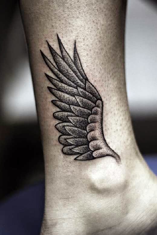 mujer con tatuaje de alas femenino 