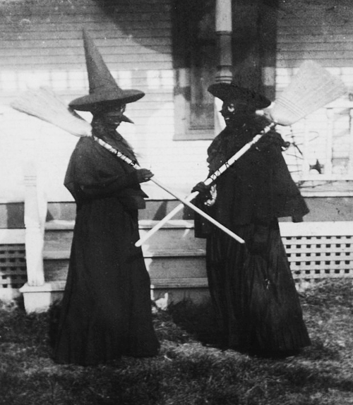 30 Vintage Photos Show Strange and Terrifying Halloween Costumes from