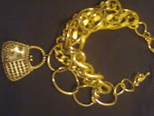 pulseira c 3 correntes,prata e dourada c pingente de bolsinha em ouro velho