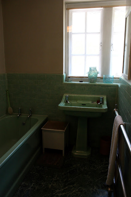 1930s green bathroom