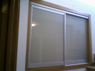 CAJONERAS A MEDIDA: Armario con puertas correderas en el hueco de una