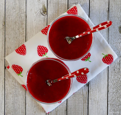 Grießpudding mit Erdbeersoße