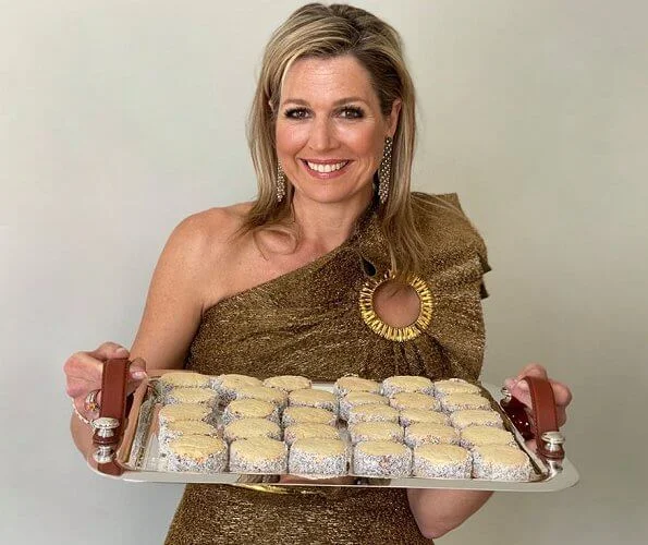 Queen Maxima wore a top by Claes Iversen, and a horsebit print silk twill blouse by Gucci. recipe, Alfajores de dulce de lech