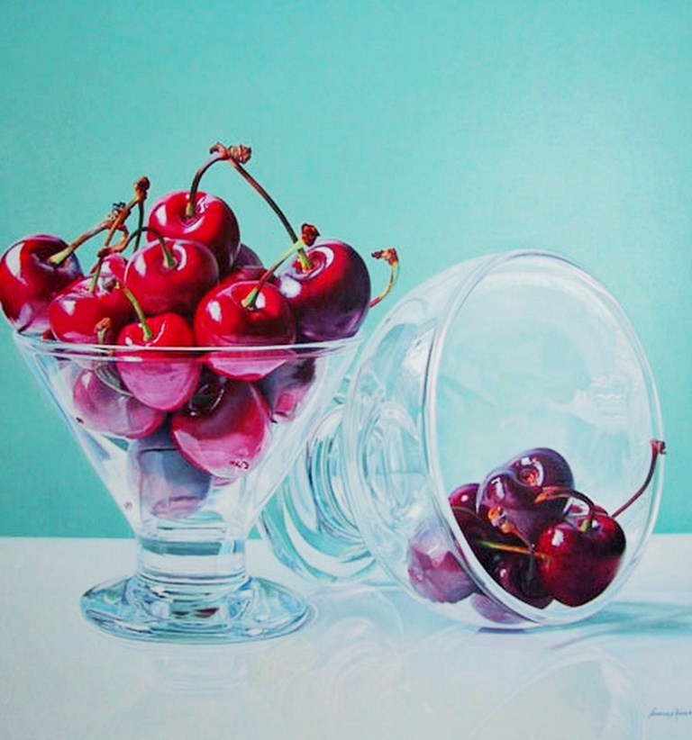 Ягоды в стекле. Хавьер Мулио художник. Вишня в стеклянной вазе. Стеклянные фрукты. Натюрморт с вишнями.