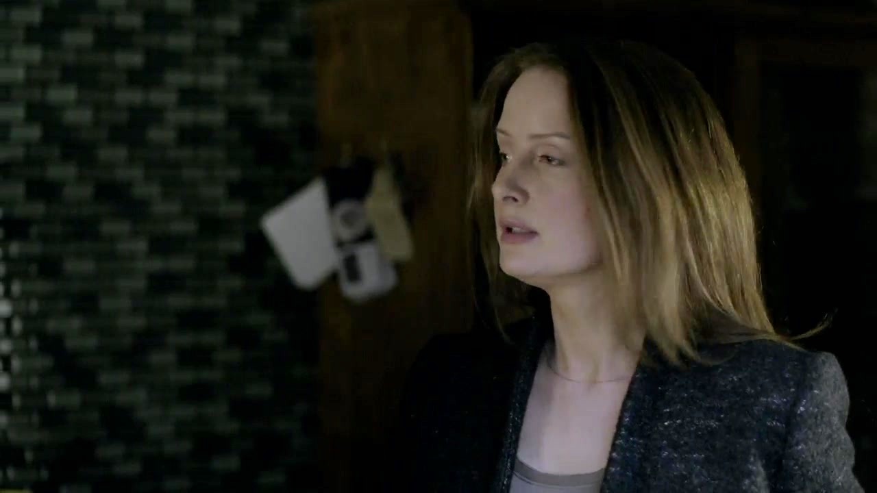 Zoe Telford as Sarah / Sherlock (S01E02) The Blind Banker (2010) / 25 Scree...
