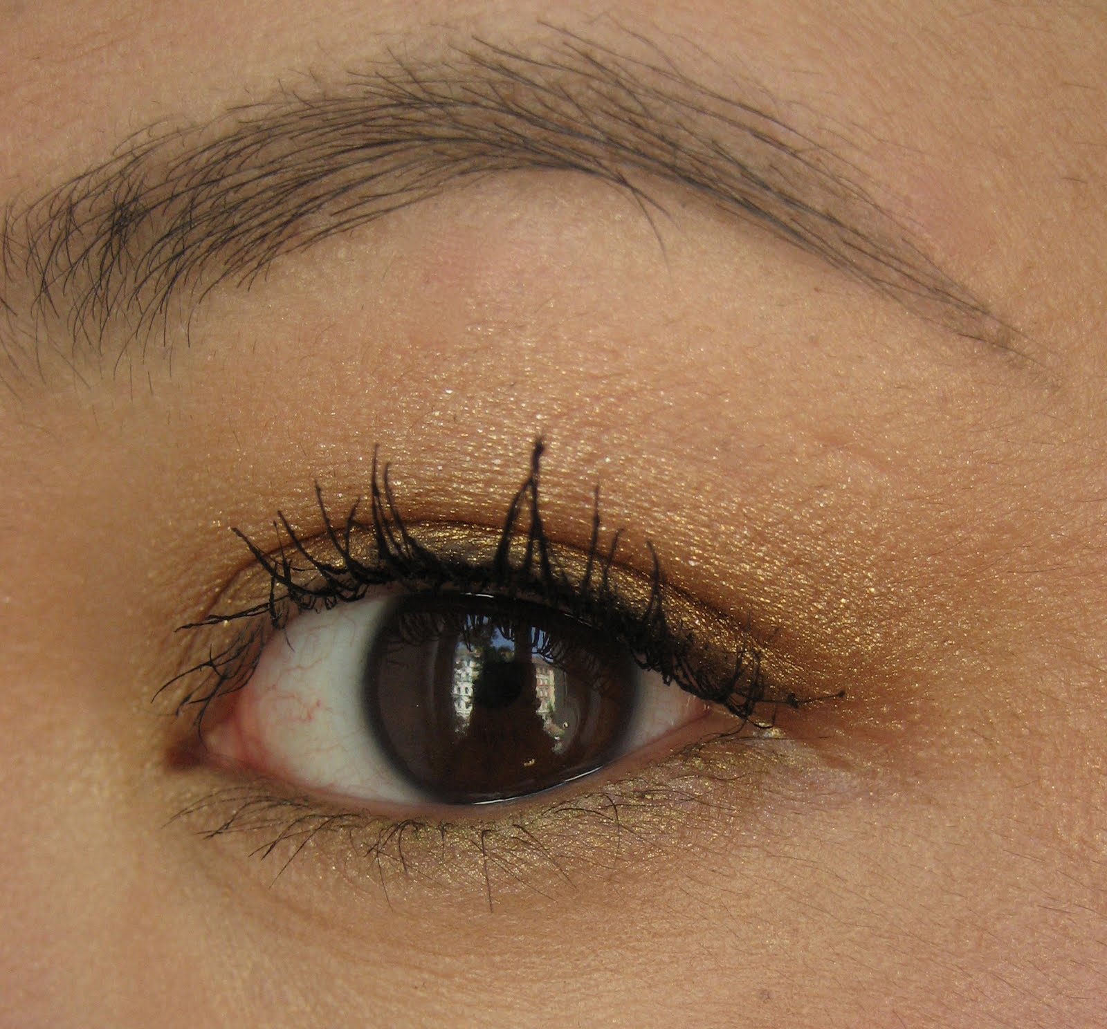 delicate hummingbird. Chanel Le Crayon Yeux in 68 Khaki Doré.