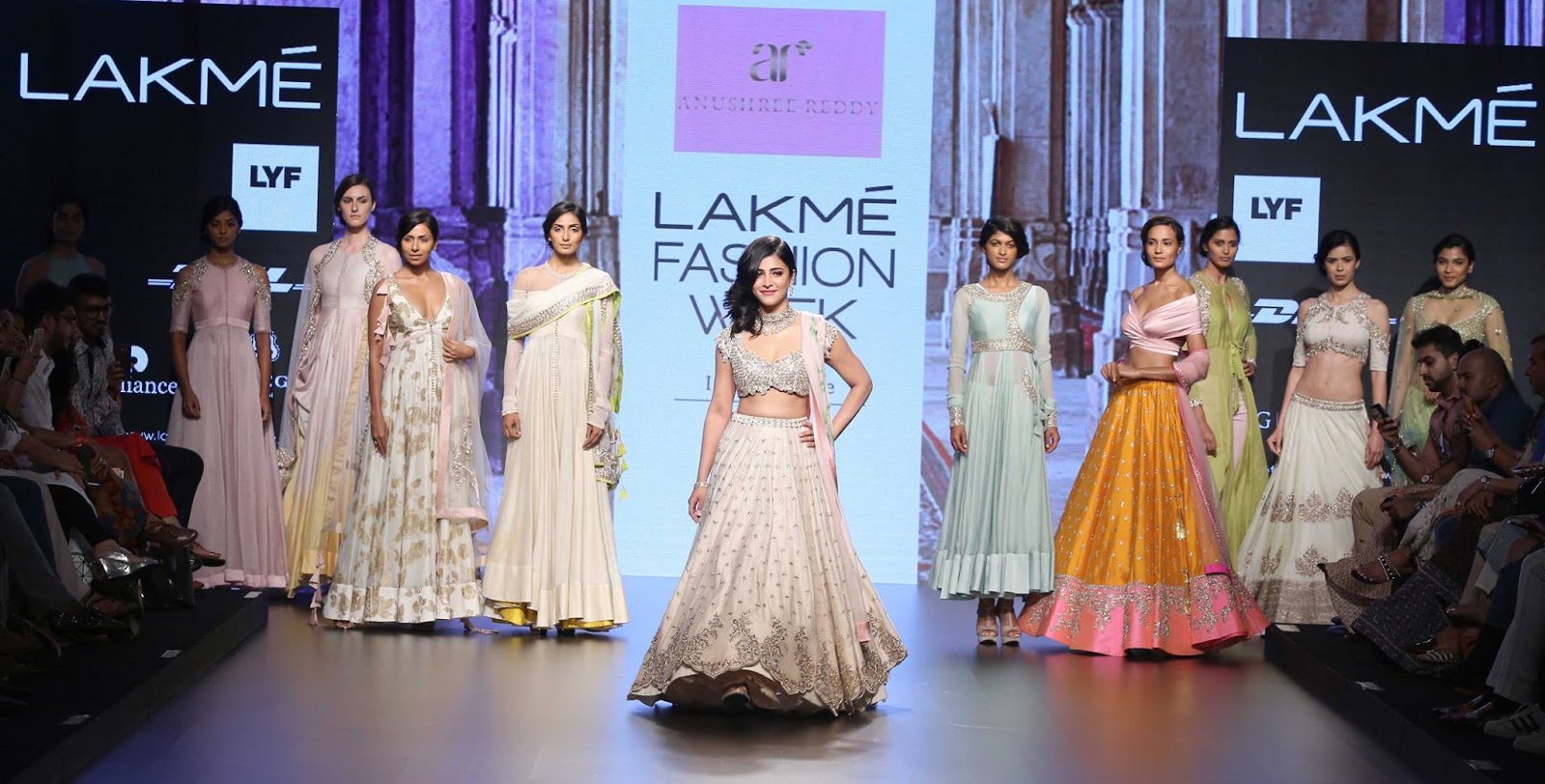 Mandana Karimi, Kareena Kapoor, Shruti Haasan, Amy Jackson Smoking Hot Stills From Lakme Fashion Week 2016