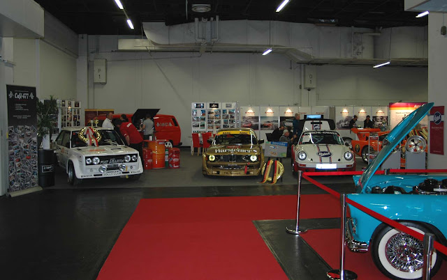 BMW und Porsche Oldtimer in Rennlivery auf roten Teppich auf der Retro Classics Cologne