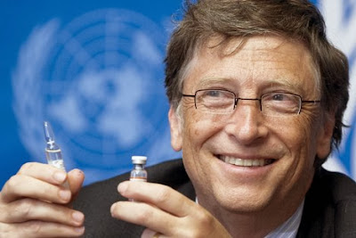 Foto de Bill Gates, segurando uma ampola de vacina.