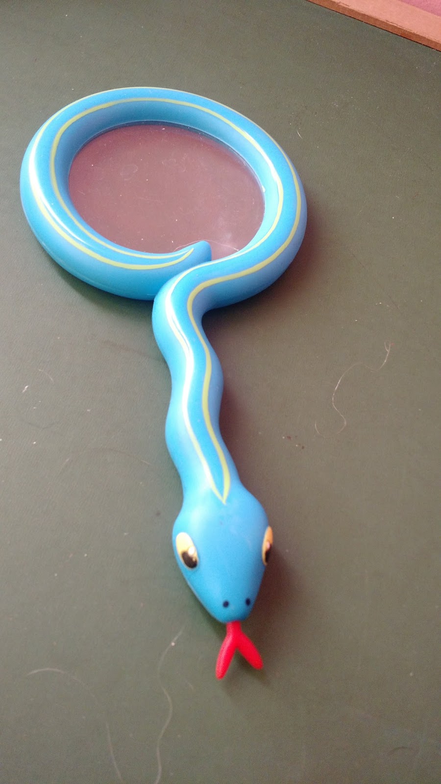 Brinquedo Lupa em formato de cobra, azul R$ 20,00 - Taffy Shop