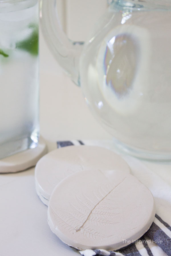 How to make easy DIY botanical coasters with air dry clay! Such a cute craft and great gift idea!