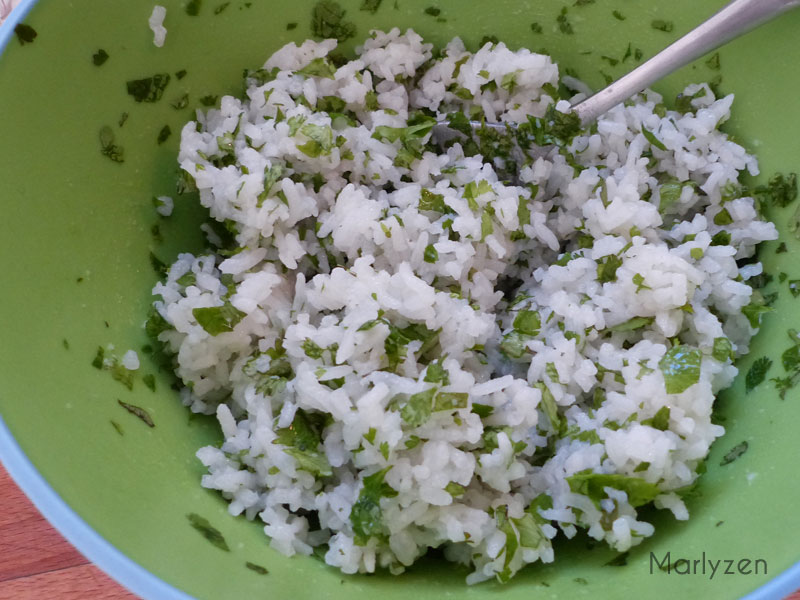 Mélangez la coriandre ciselée au riz vinaigré.