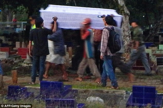 Indonesia buries 8 executed drug smugglers 2