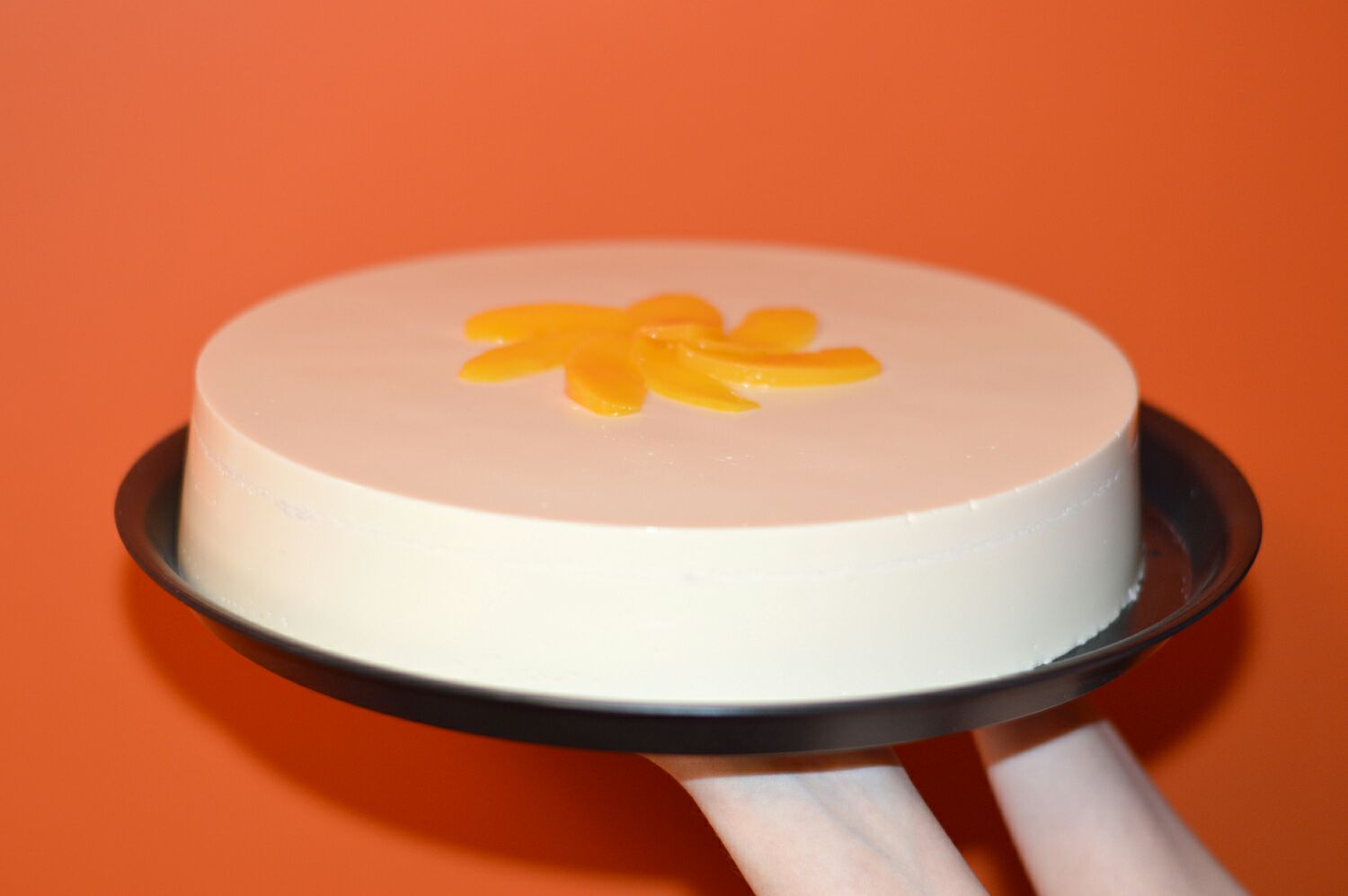 Gelatina de tres leches rellena de duraznos