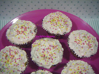 Cupcakes de vainilla con cobertura de queso