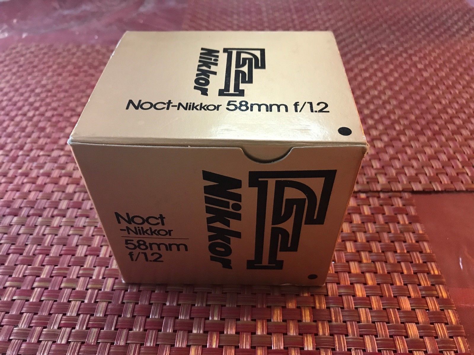 Коробка объектива Nikon Noct-Nikkor 58mm f/1.2