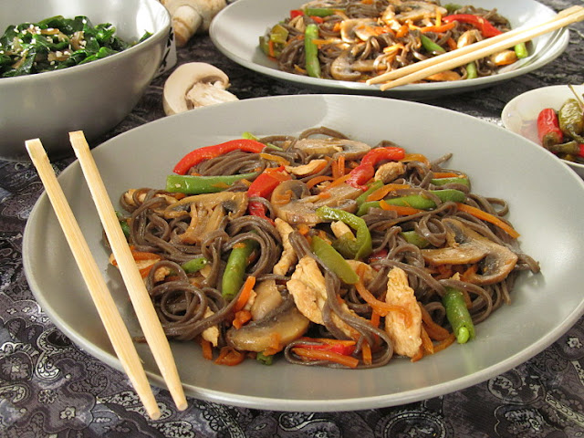 Соба (гречневая лапша) с курицей и овощами