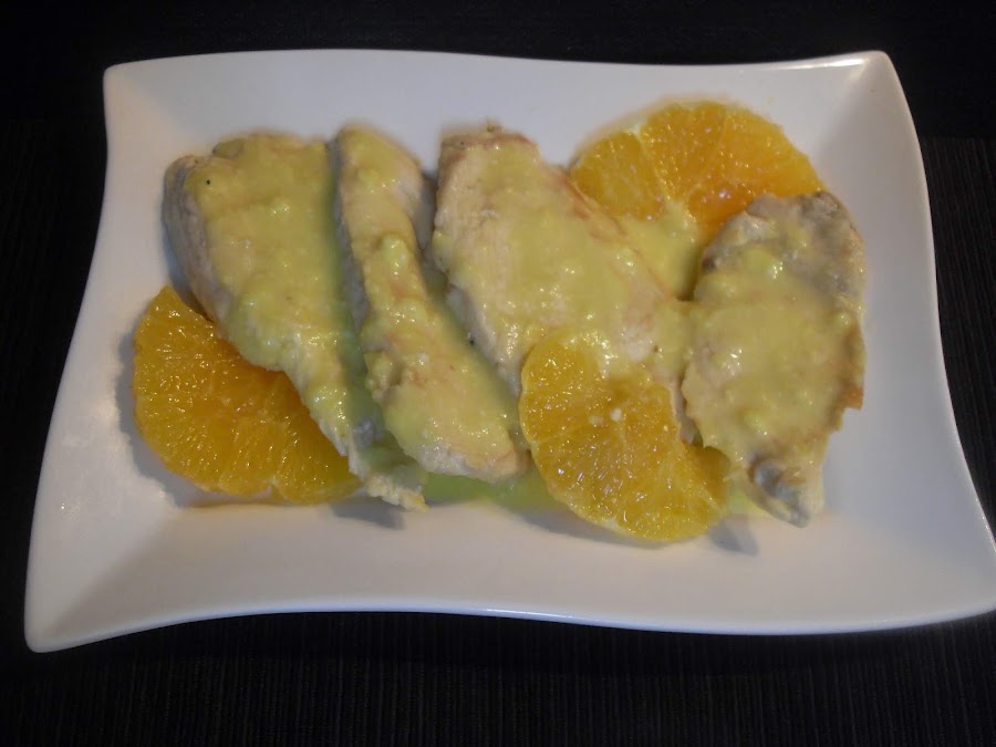 Presentación de pechugas de pollo con salsa de naranja