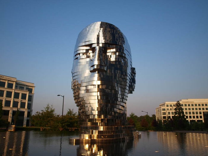 Metalmorphosis | Giant Rotating Heads by David Cerny
