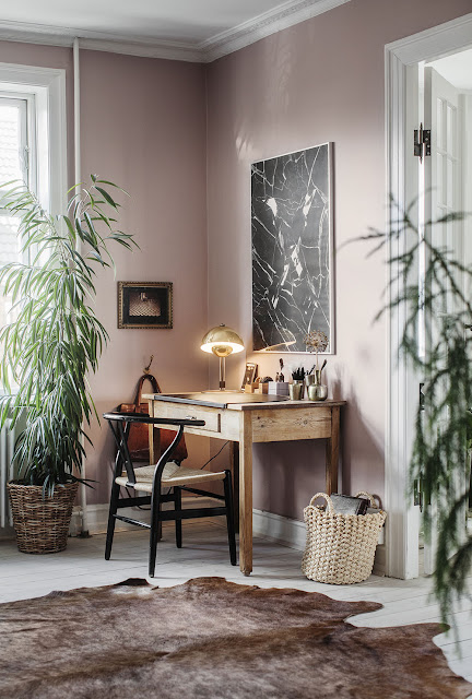 werkplek roze muren houten bureau
