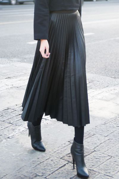 Street style | High waisted pleated skirt and leather heeled ankle ...