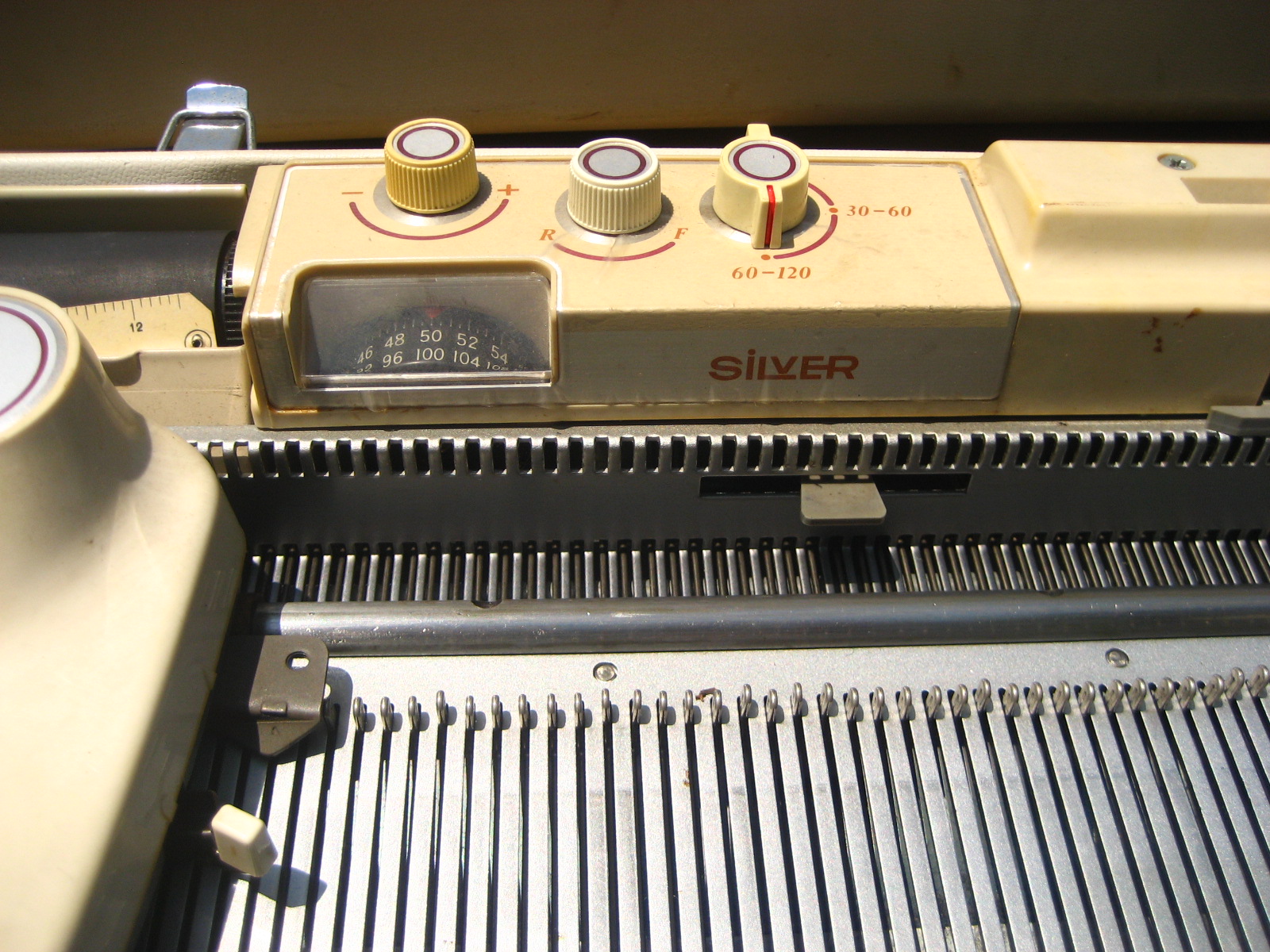 家庭用編み機のこと。Knitting machine : 5月 2012