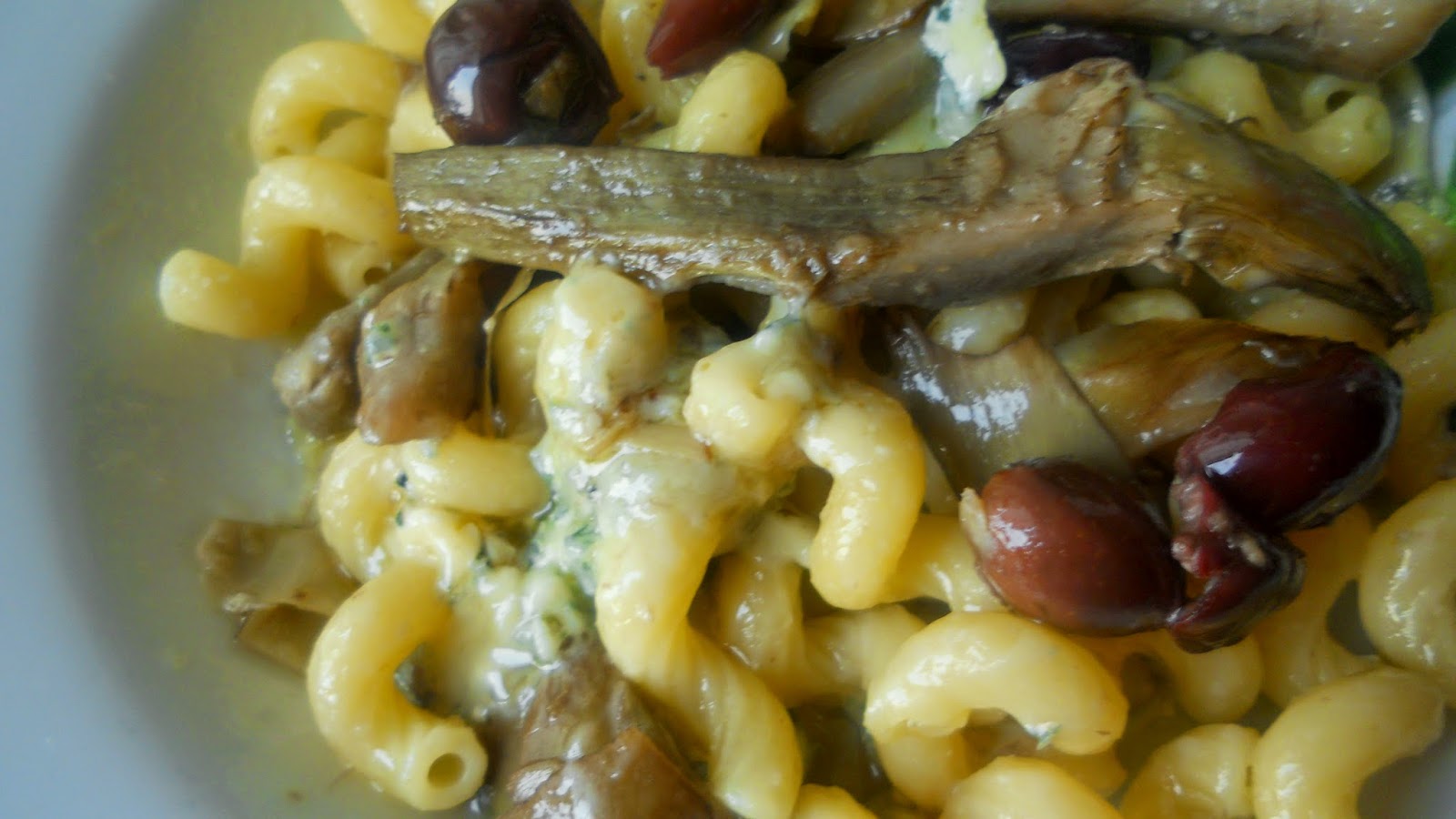 celentani,carciofi e olive con erborinato piccante