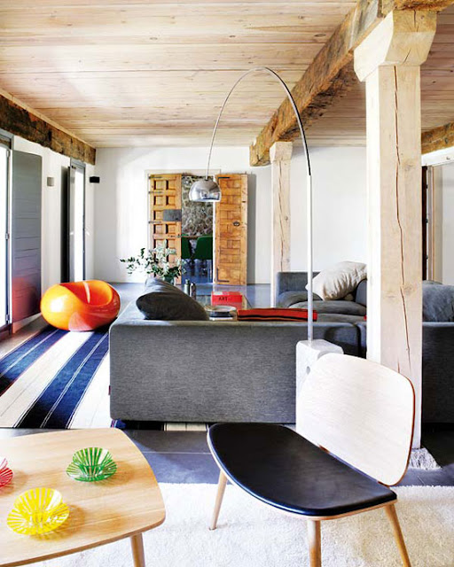 Die-Wohngalerie: Moderne Designklassiker mit rustikalem Charme