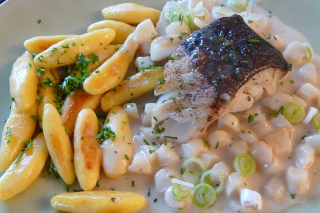 Kulinarische Welten zu Fisch- und Meeresfrucht: Kabeljauloin an Spargel