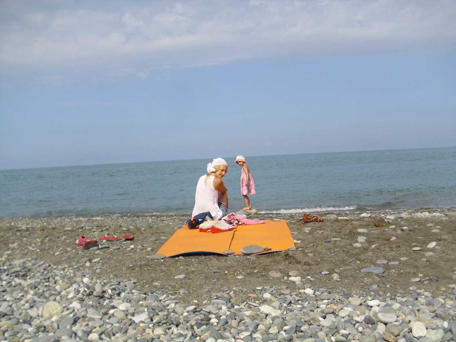 Где в адлере чистое море и хороший пляж и не впадает канализация