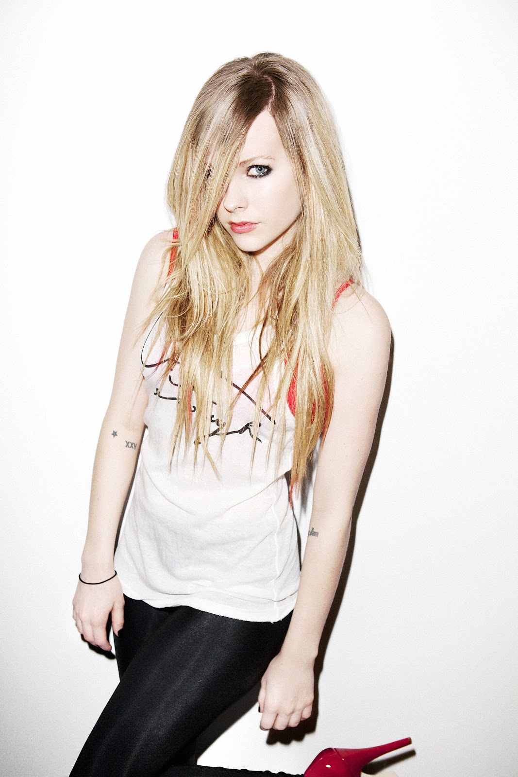 http://3.bp.blogspot.com/-xwS4uGyf_b8/T049lSv-RsI/AAAAAAAAHVo/WmYeSAbO-N4/s1600/Avril+Lavigne+legs+for+FHM+Magazine+Australia+2012-03.jpg