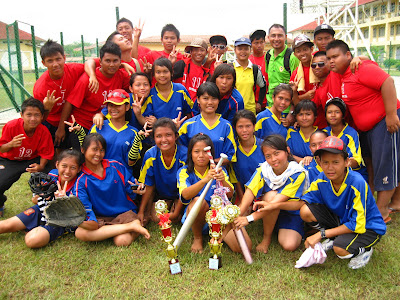 Pasukan sofbol SMK Luar Bandar No.1 Sibu semasa Kejohanan Sofbol MSS Sibu pada tahun 2011
