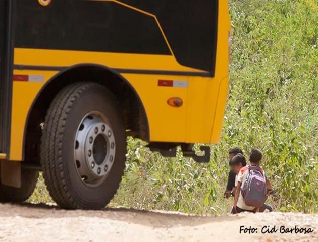 Jornal denuncia transporte irregular de estudantes: “moto a preço de carro”; veja vídeo