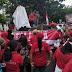 Heboh!!! Emak-emak Berseragam Merah Demo Anies soal Pribumi, Walaupun Hujan-hujanan