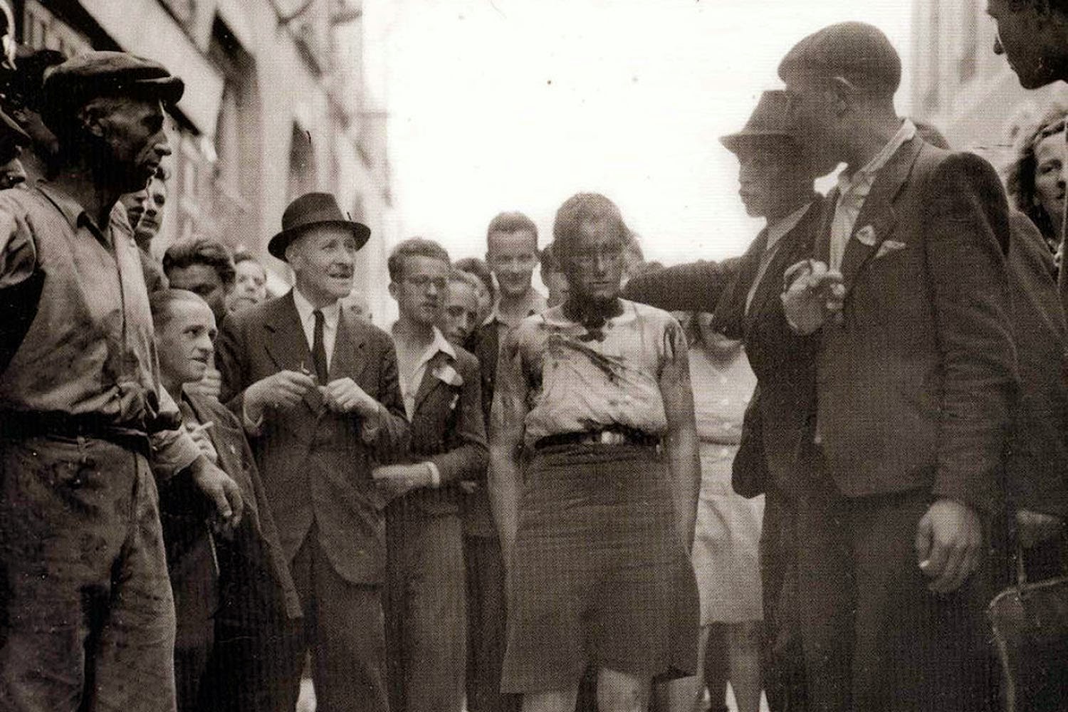 Лежачие коллаборационистки франция. Унижение немцев. Лежачие коллаборационистки франция. Еврейские погромы во львове 1941 женщины. Коллаборационистки франции.