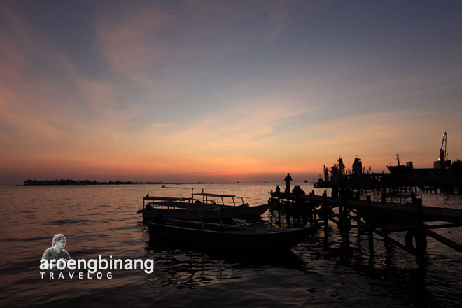 senja di dermaga kayu fort rotterdam makassar