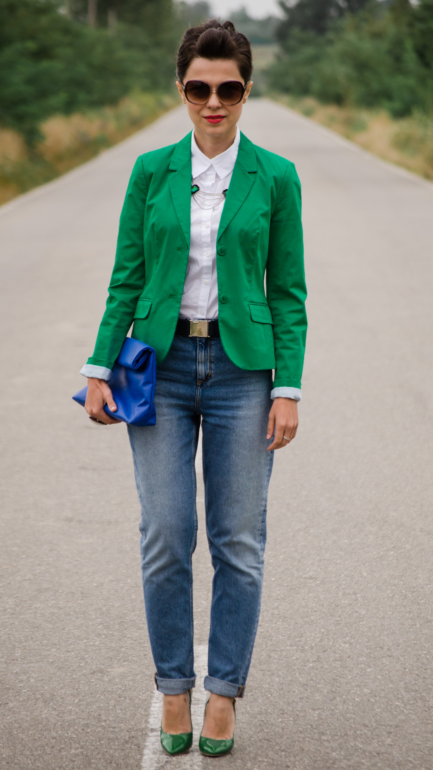 mom jeans emerald green blazer white loose boyfriend shirt blue clutch green heels H&M benvenutti s.oliver