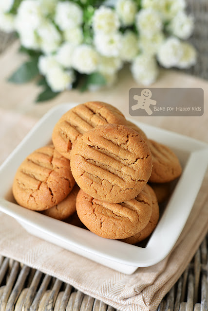 4 ingredients less sugar easy gluten free peanut butter cookies