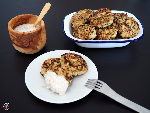 Hamburguesas de pavo y calabacín, jugosas y con mucho sabor: cebolleta, ajo, menta, cilantro, comino. Acompañadas con salsa de zumaque, crema fraîche y limón.