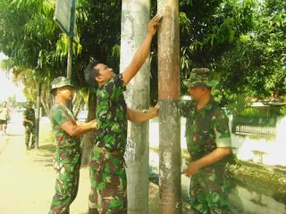 Berita Foto : TNI Kodim Kab.Tegal Bergotong-royong dalam kegiatan kebersihan lingkungan