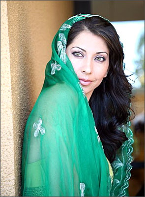 Vida Samadzai in Green Salwar Kurti, Vida Samadzai as Afganistan women, Vida Samadzai Beautiful Pictures