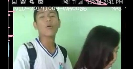 ESTUDIANTE COJIENDO EN EL SALON DE CLASE