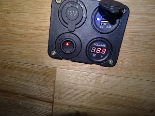 voltage meter with plugs 