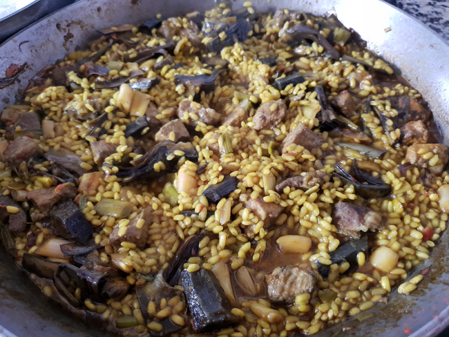 Paella De Secreto Ibérico, Ajos Tiernos Y Alcachofas
