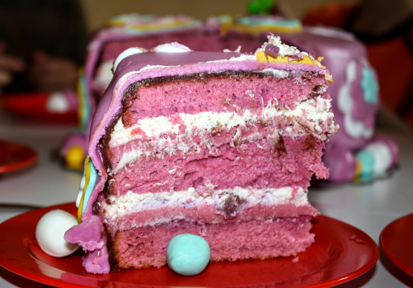 красный бархат с ягодным конфи. пирог с ягодами с кремом. торт с малиной. малиновое пирожное. шоколадно малиновый торт.