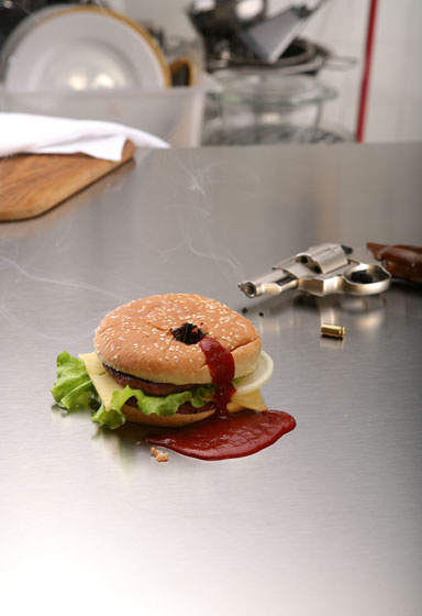 Skudt junk food burger med ketchup blod
