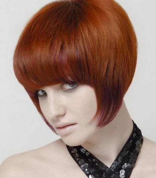 Model rambut pendek tampak membelai wajah