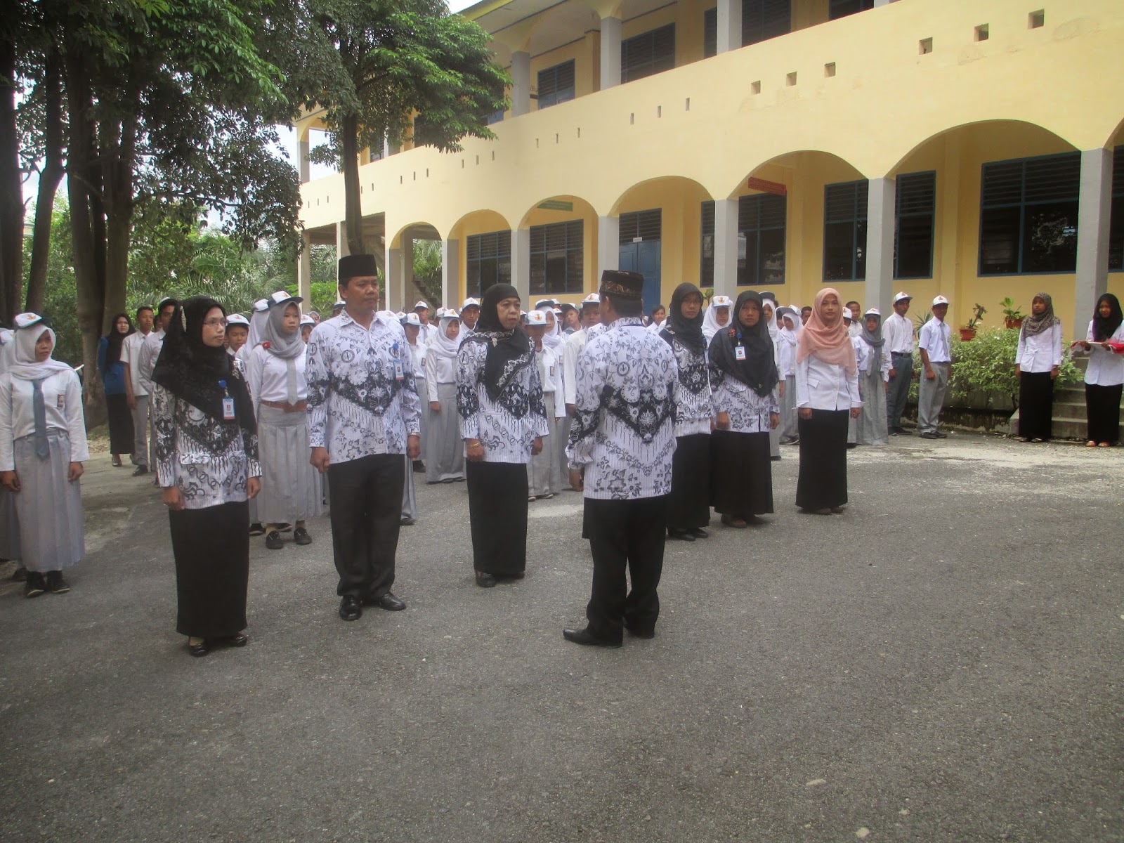 Bapak Yang Berkumis / Buat bapak-bapak yang sedang mengalami masalah di