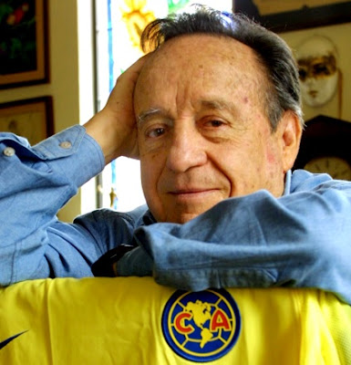 Roberto Gómez Bolaños Foto de Roberto Gómez Bolaños posando para fans