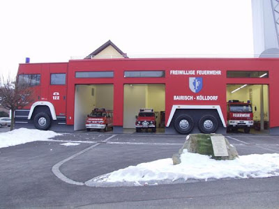 Parque de bomberos en forma de camión de bomberos Fire station in the form of a fire truck Bairisch Kölldorf Austria